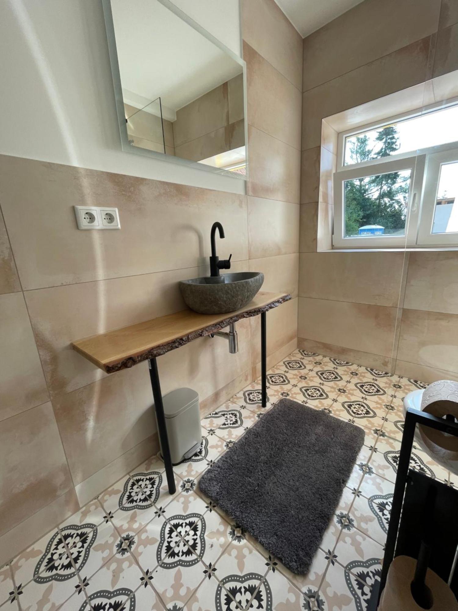 Appartement Mit 2 Schlafzimmern Und Terrasse Halle  Bagian luar foto